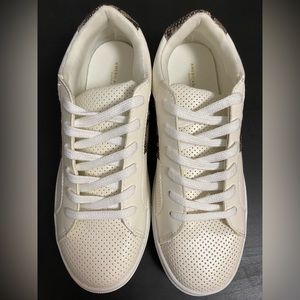 White and faux snakeskin women’s American Eagle sneakers size 6